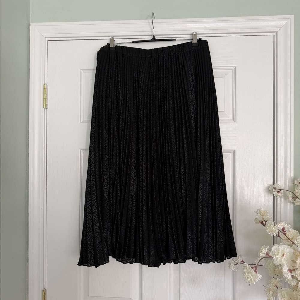 Black Pleated Midi Skirt Elastic Waist Lightweight Skirt
